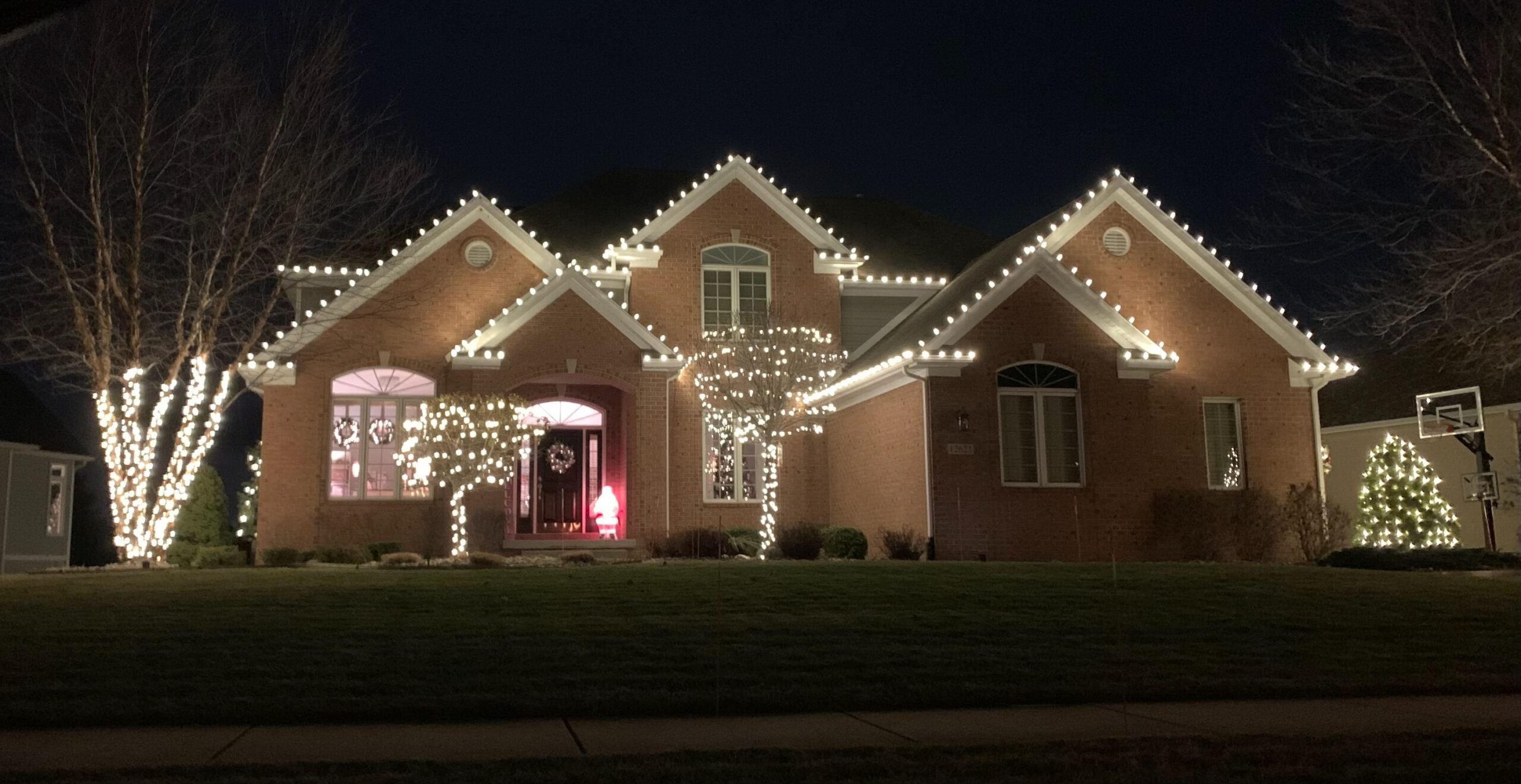 Residential holiday lighting display